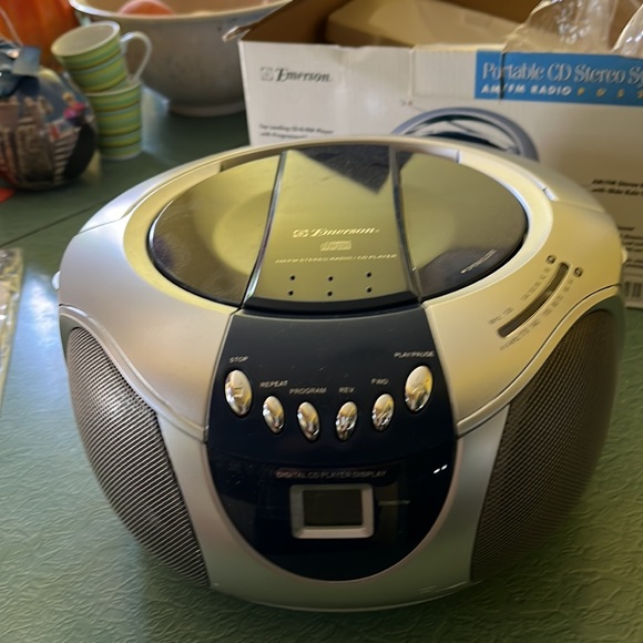 Emerson, portable CD – R/RW player with am/FM stereo, radio - Picture 4 of 9